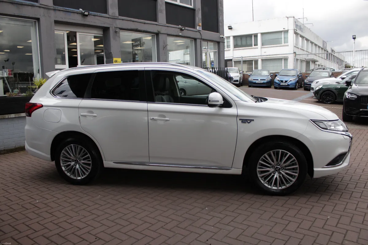 2018 MITSUBISHI OUTLANDER 2.4 PLUG-IN HYBRID 4WD - Image 3