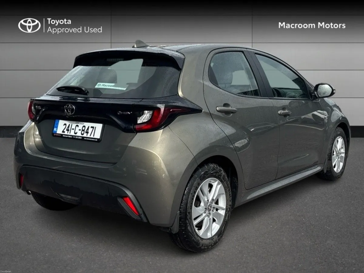 Toyota Yaris YARIS HYBRID 1.5 LUNA - Image 2