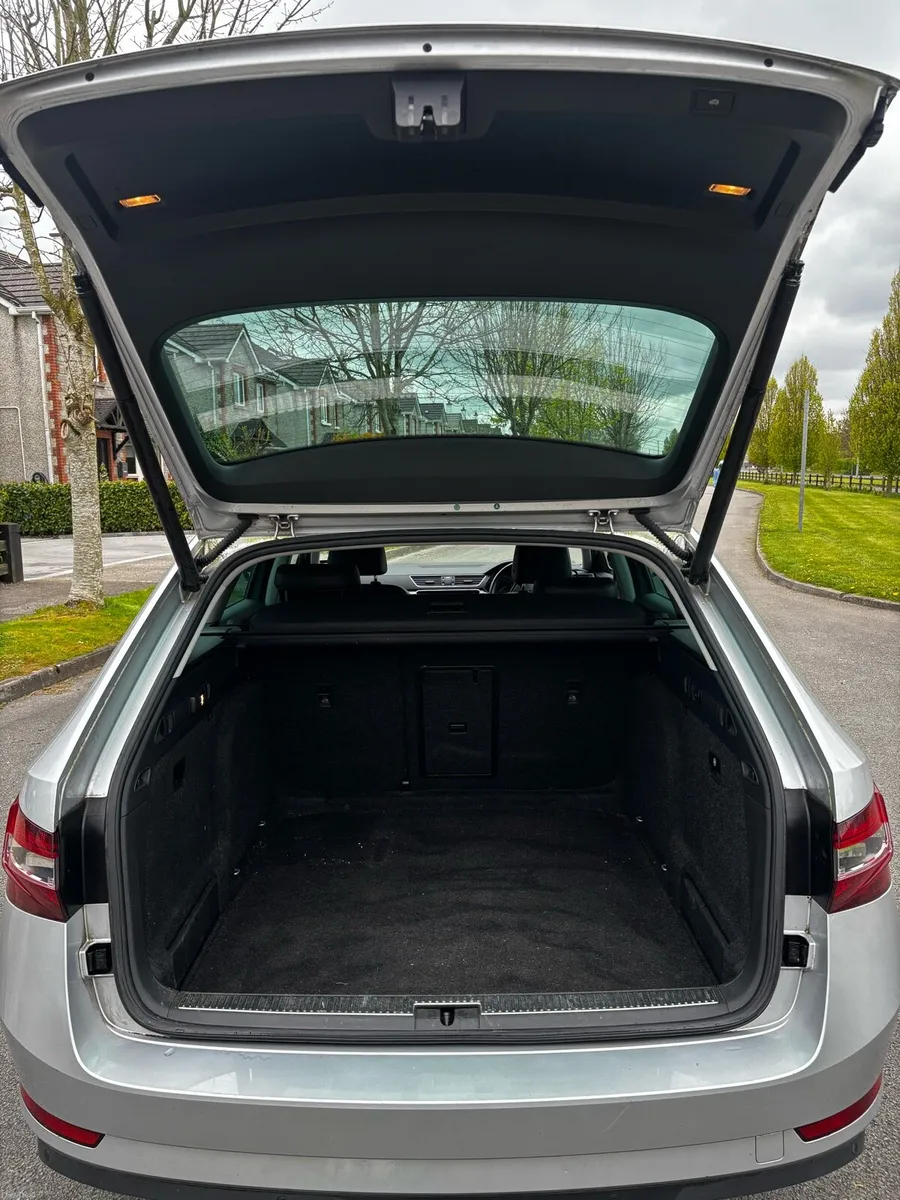 Skoda superb 2.0 TDI SE Exective - Image 6