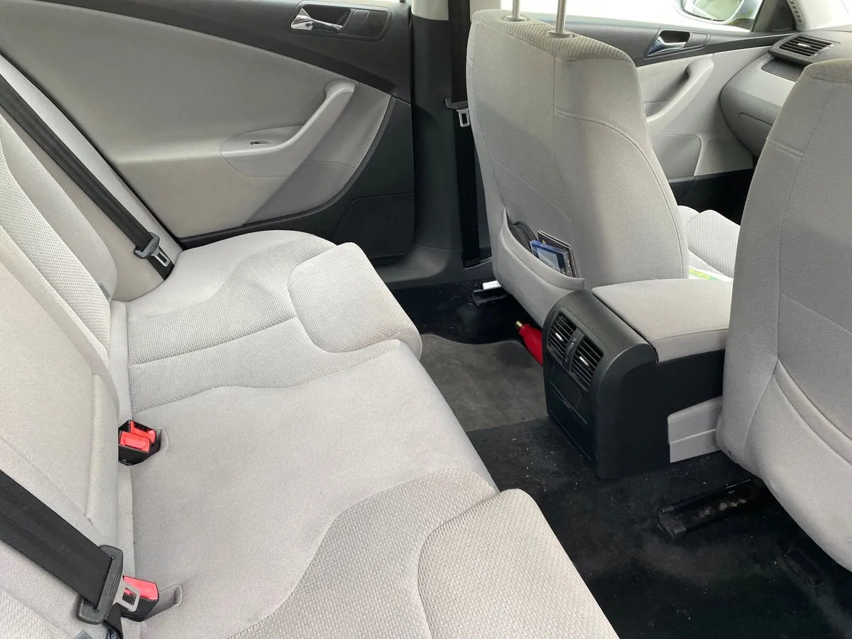 Volkswagen Passat 2006 - Image 4