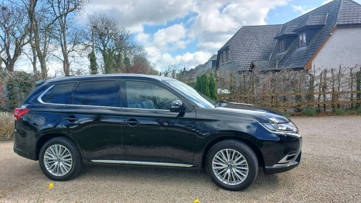 182 Mitsubishi Outlander 2.4L PHEV Auto - Image 3