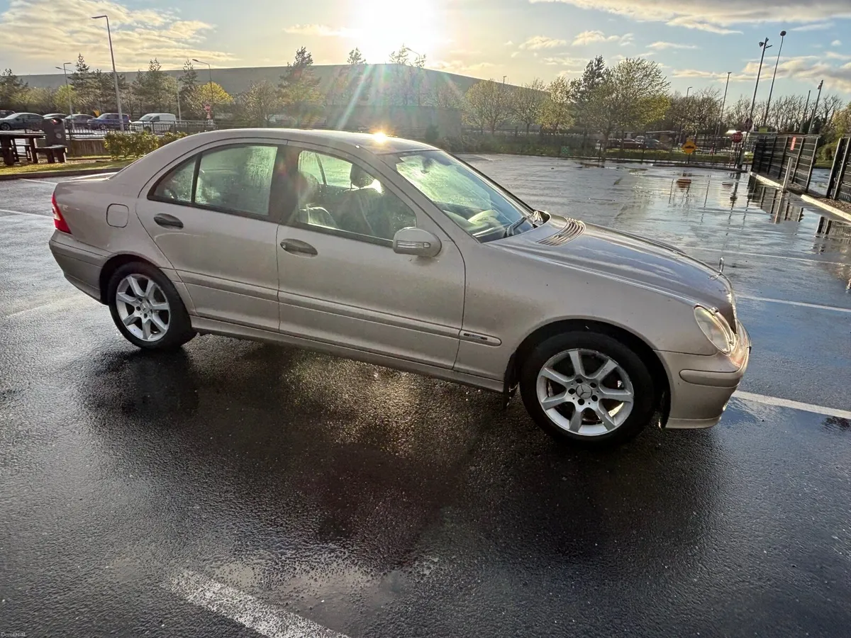 Mercedes-Benz C-Class 2005 - Image 4