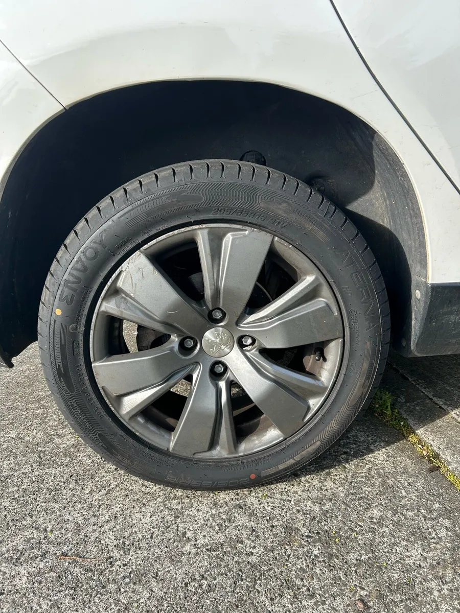 Peugeot 2008 1.2 automatic - Image 3