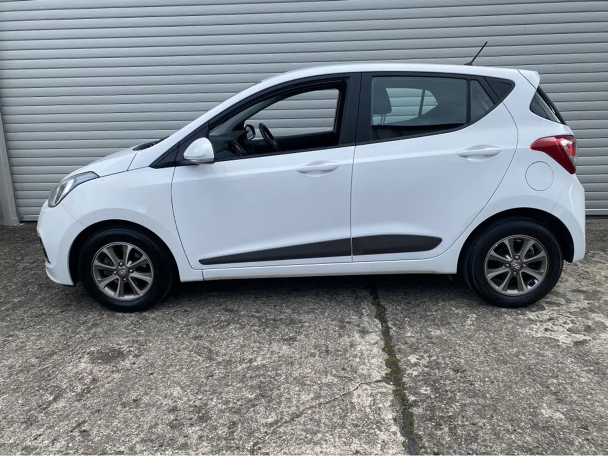 Hyundai i10 1.0 PREMIUM @ WALTONS GARAGE RANELAGH - Image 2