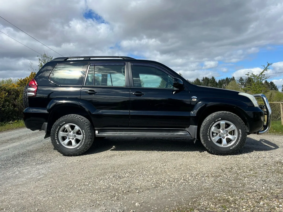 08 MANUAL 8 Seater Land Cruiser - Image 2