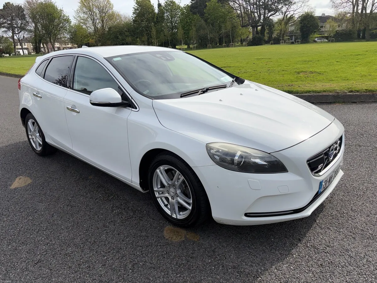 Volvo v40 T4 Auto Nct 02/27 - Image 1