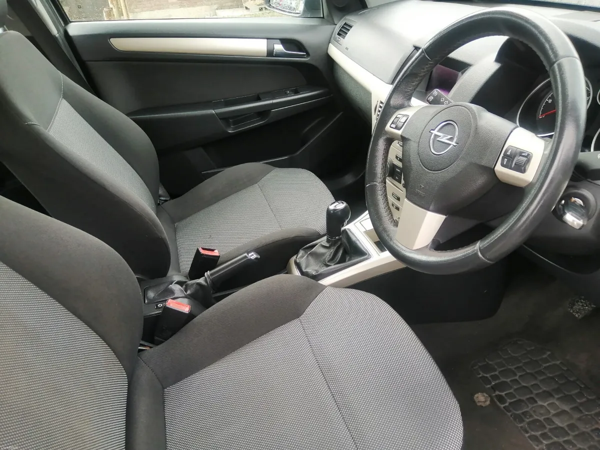 Opel Astra 2009 - Image 2