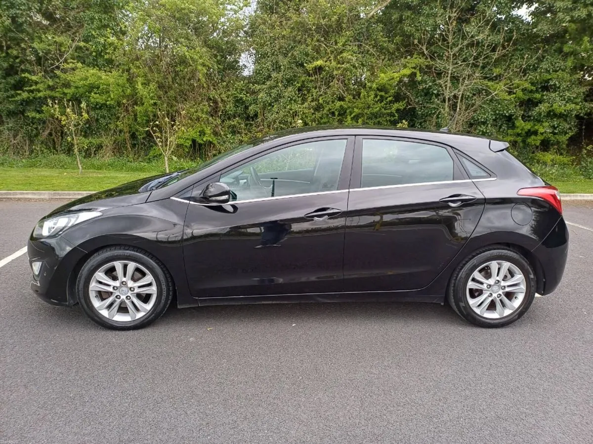 Hyundai i30 1.6 CRDI STYLE BLUE DRIVE 5D HATCHBACK - Image 2