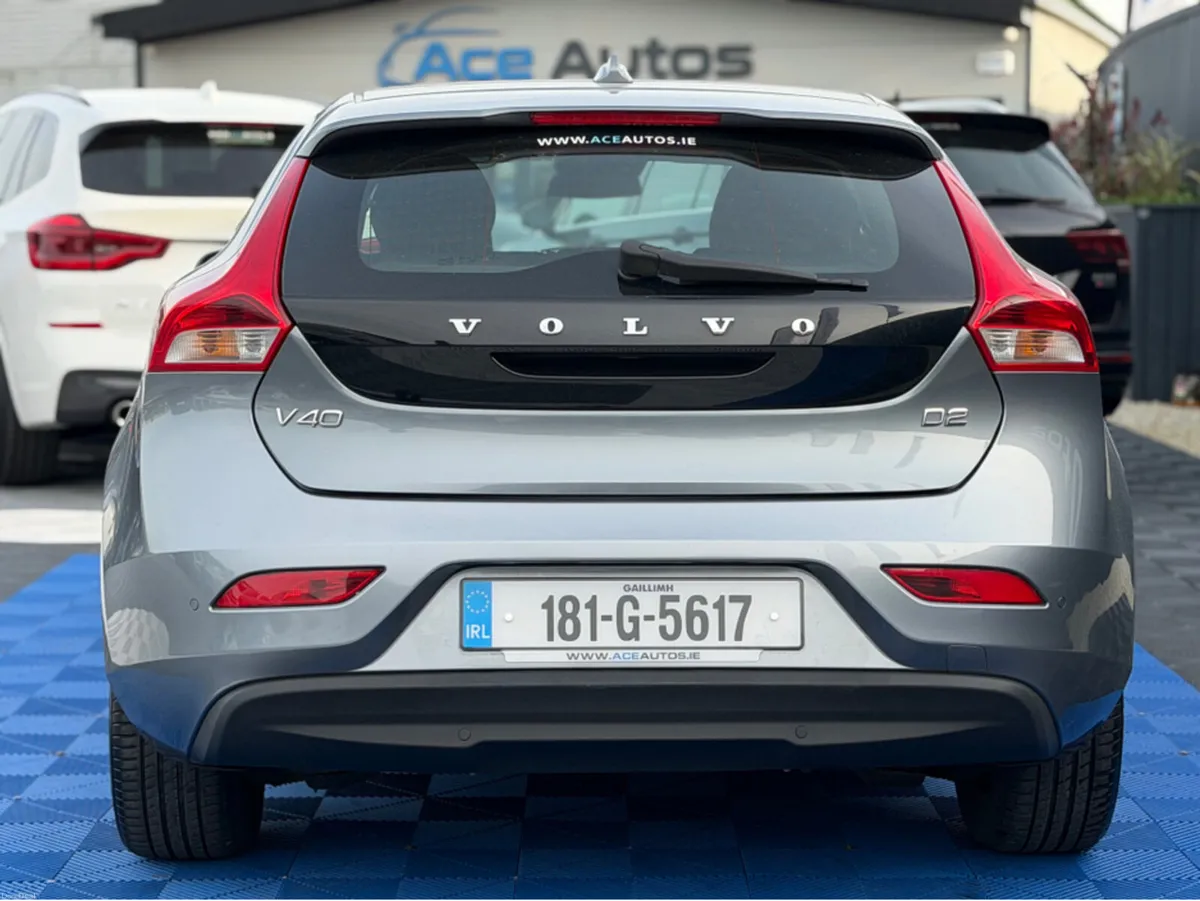 Volvo V40 D2 MOMENTUM NAV - 2.0L DIESEL - MANUAL - - Image 2