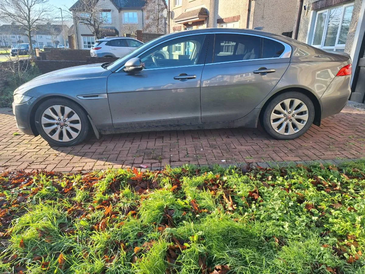 Automatic Jaguar XE - Image 2