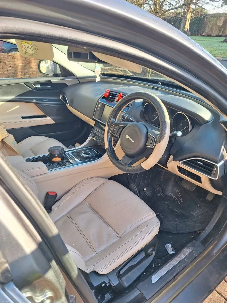 Automatic Jaguar XE - Image 4