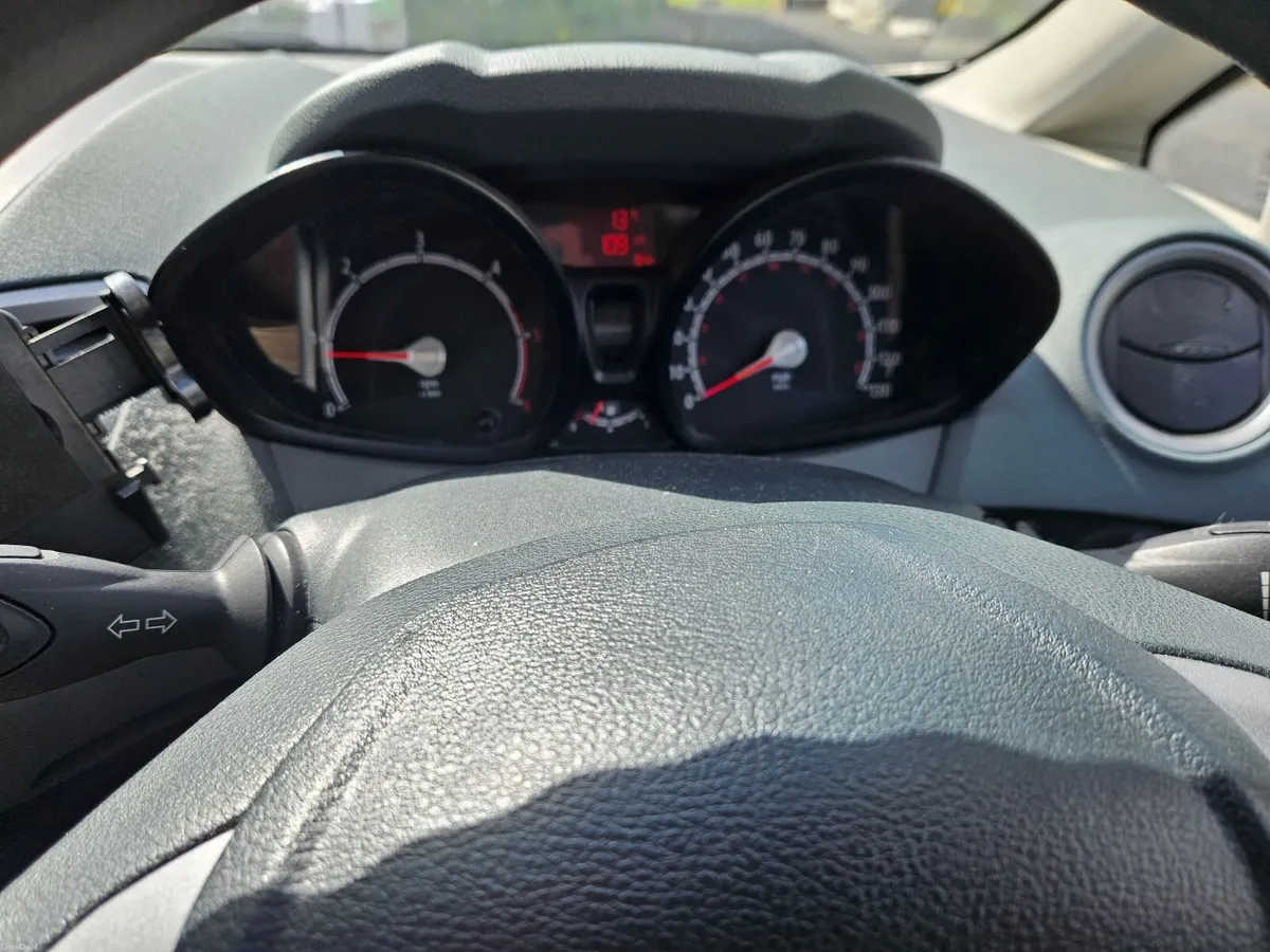 Ford Fiesta 2011 - Image 2
