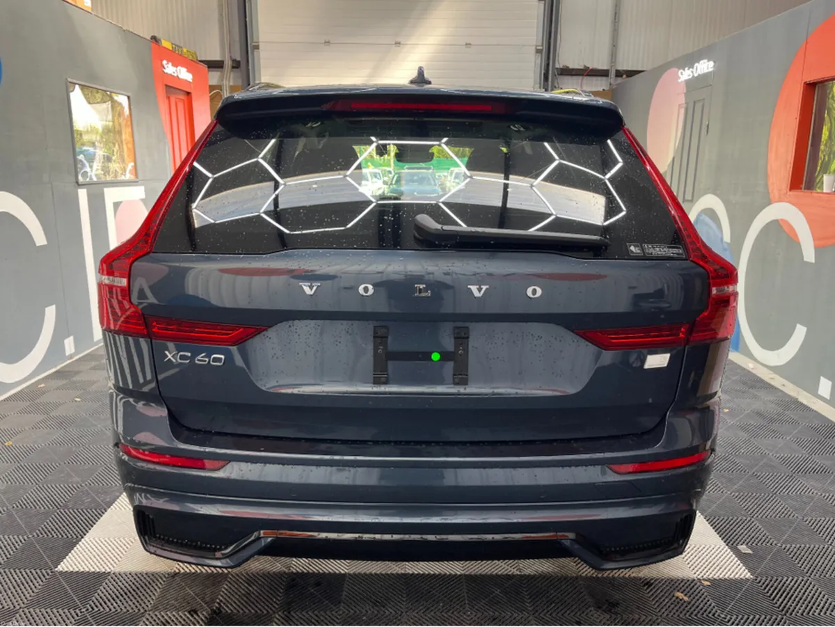 Volvo XC60 2023 VOLVO XC60 RECHARGE ULTIMATE T6 AW - Image 3