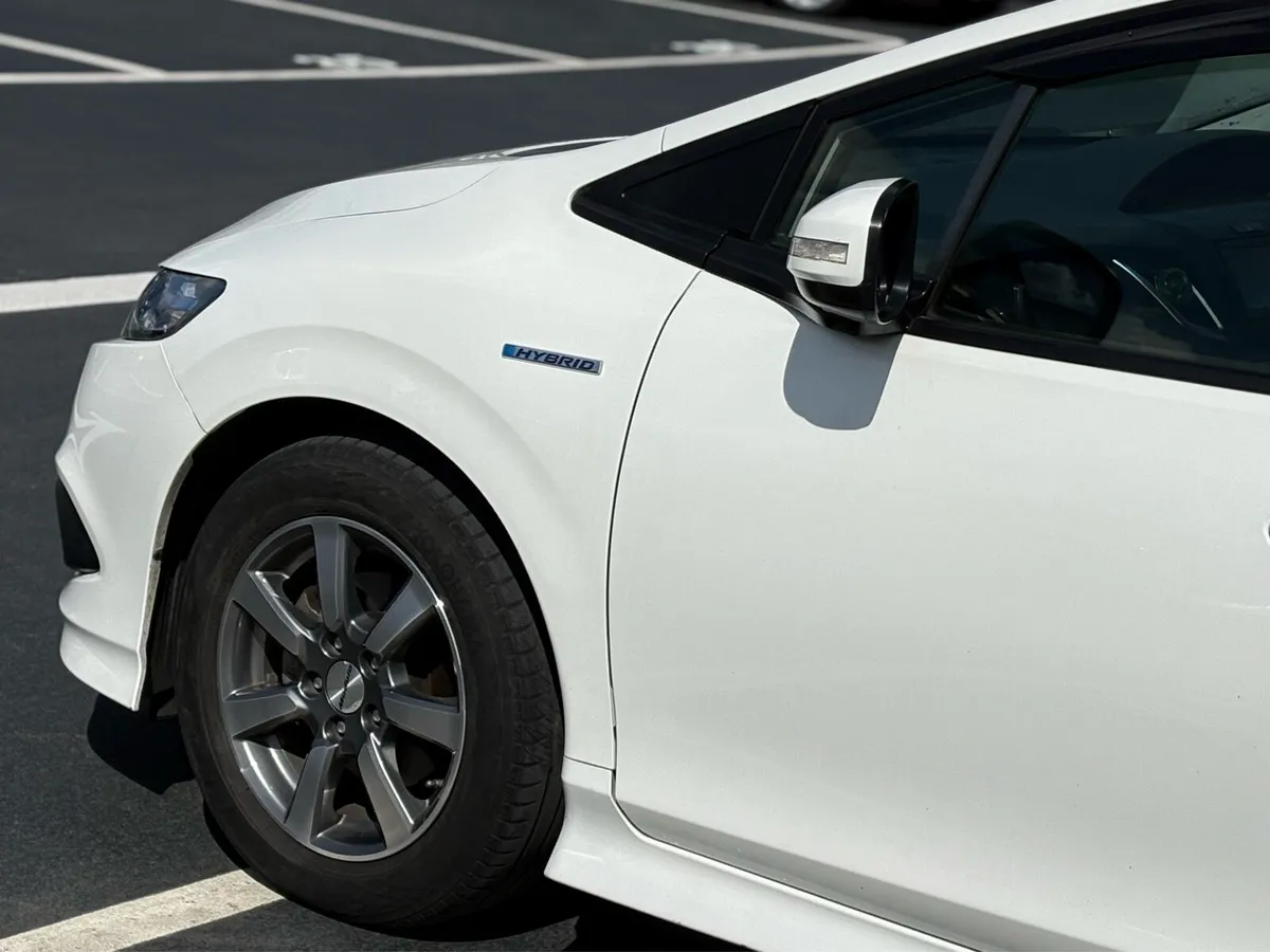 2017 Honda Jade | 6 seater Hybrid | Excellent - Image 3