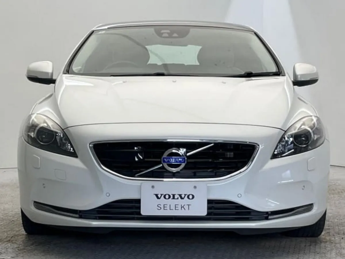 ❁ Volvo V40 ❁ D4 LUX SE Panoramic Roof ❁ Low KM ❁ - Image 3