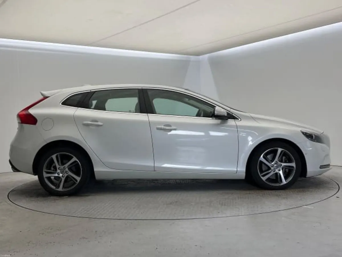 ❁ Volvo V40 ❁ D4 LUX SE Panoramic Roof ❁ Low KM ❁ - Image 6
