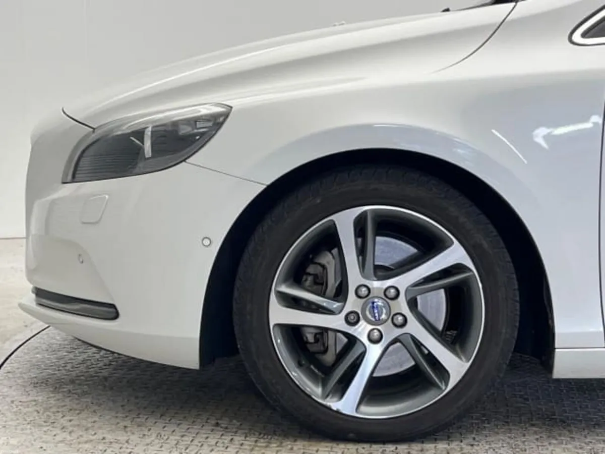 ❁ Volvo V40 ❁ D4 LUX SE Panoramic Roof ❁ Low KM ❁ - Image 5