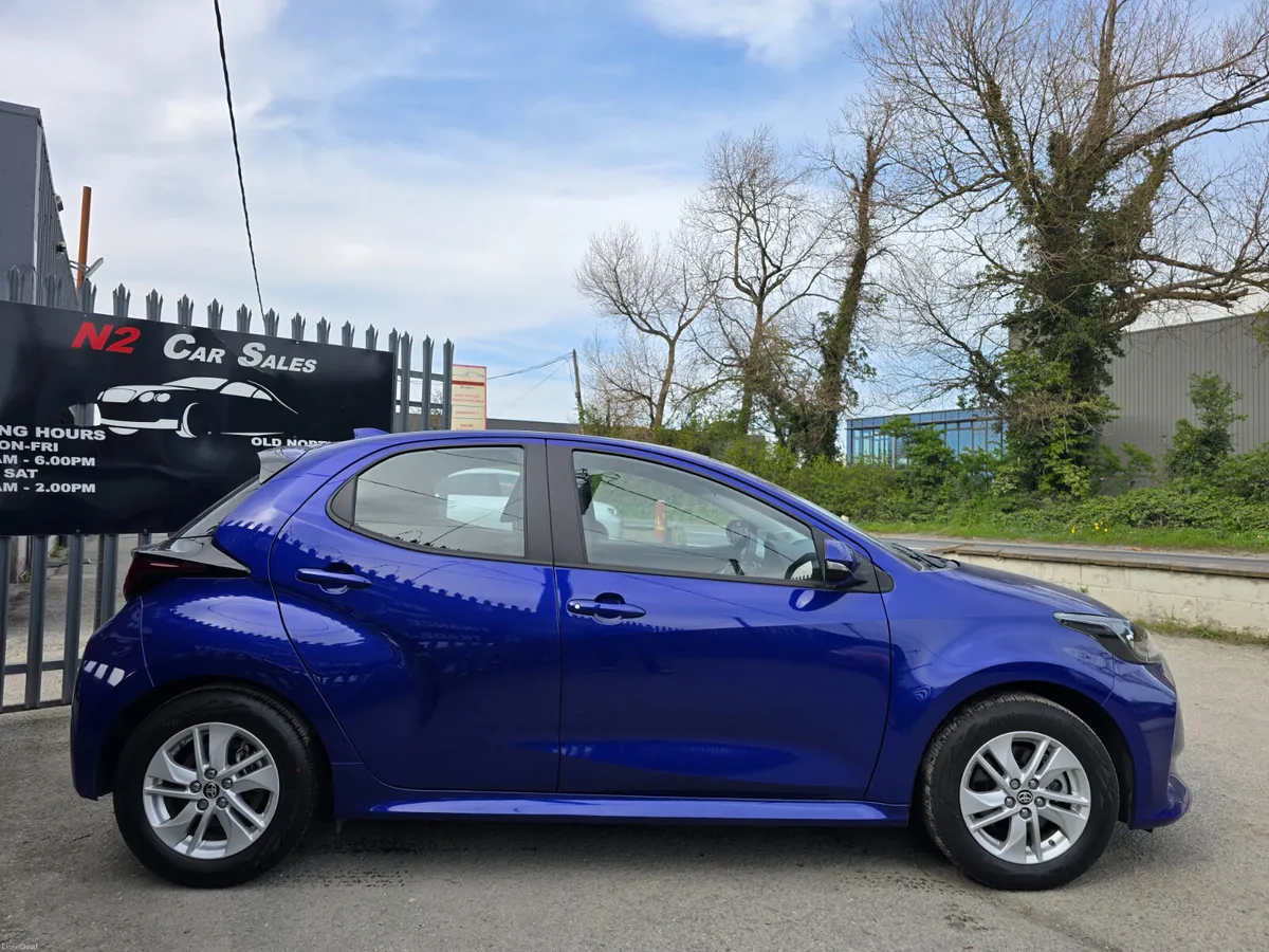 241 Toyota Yaris 1.5 Hybrid, LOW MILES, LIKE NEW - Image 3