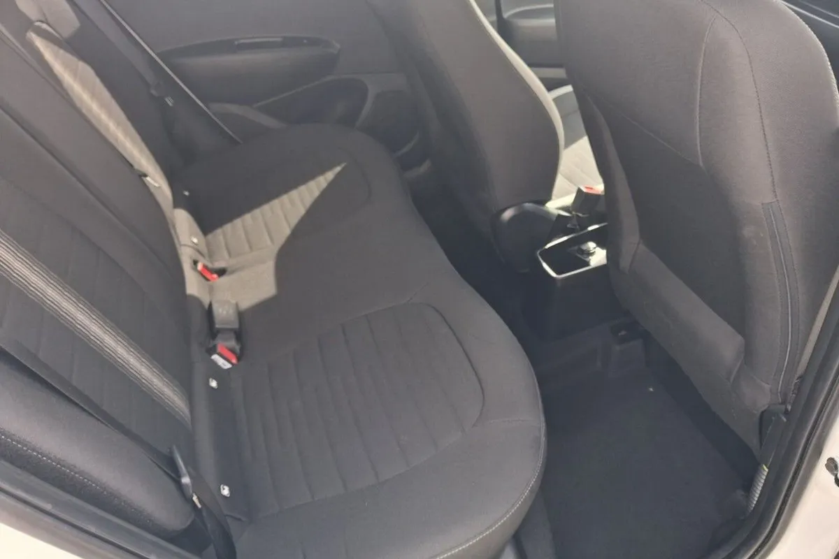 Hyundai i10 Deluxe Plus 1.0 Petrol - Image 6