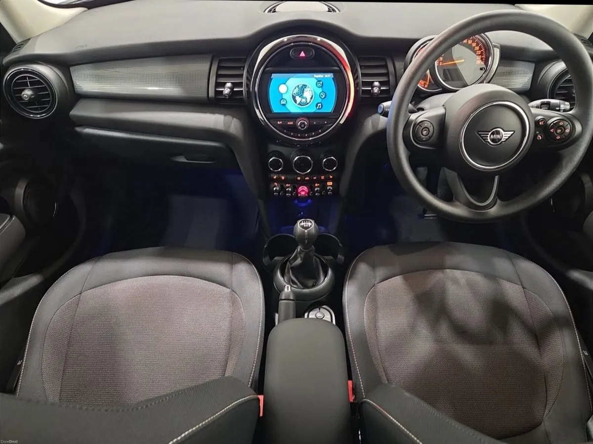 Mini Cooper 5-Door Cooper Classic - Image 4