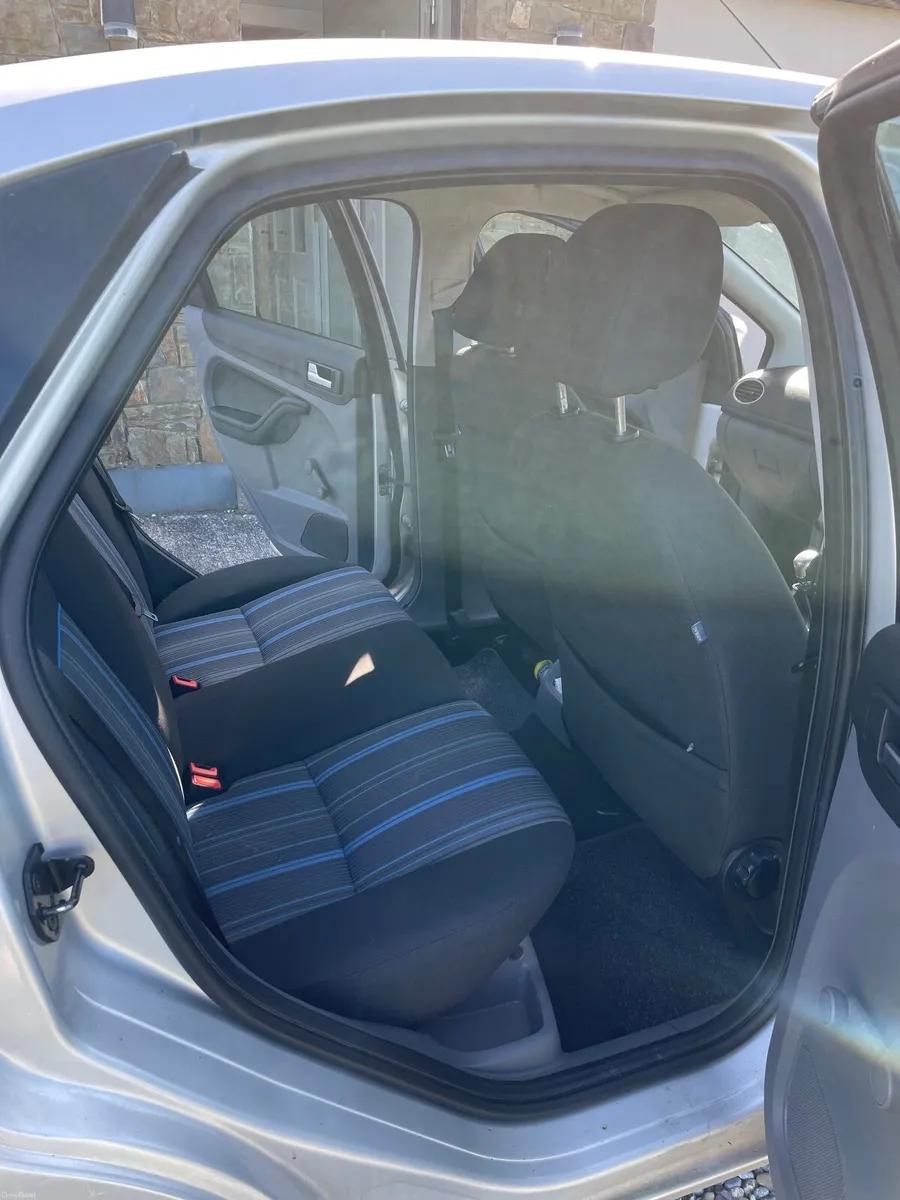 2009 Ford Focus for sale - Silver - Image 3