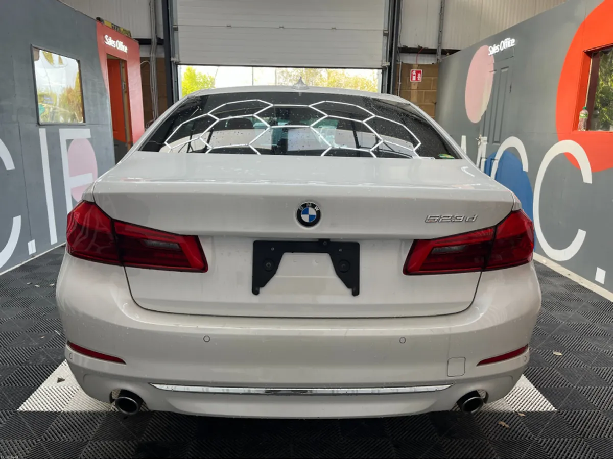 BMW 5-Series 2018 BMW 523D LUXURY 2.0 AUTOMATIC / - Image 3