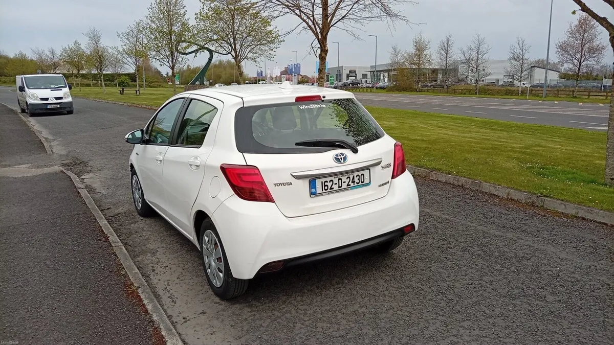 162 2016 Toyota Yaris Hybrid - Image 3