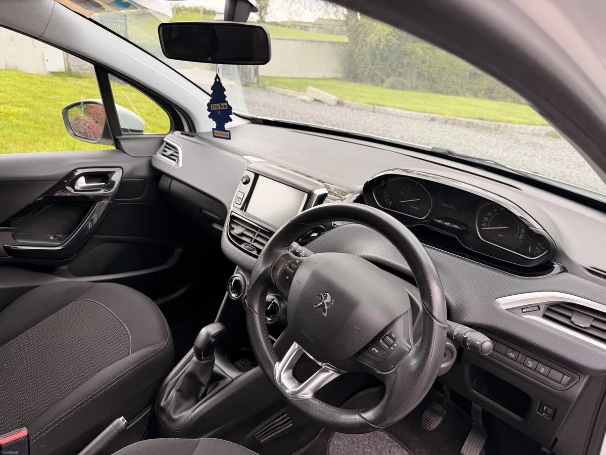 Peugeot 208 - Image 3
