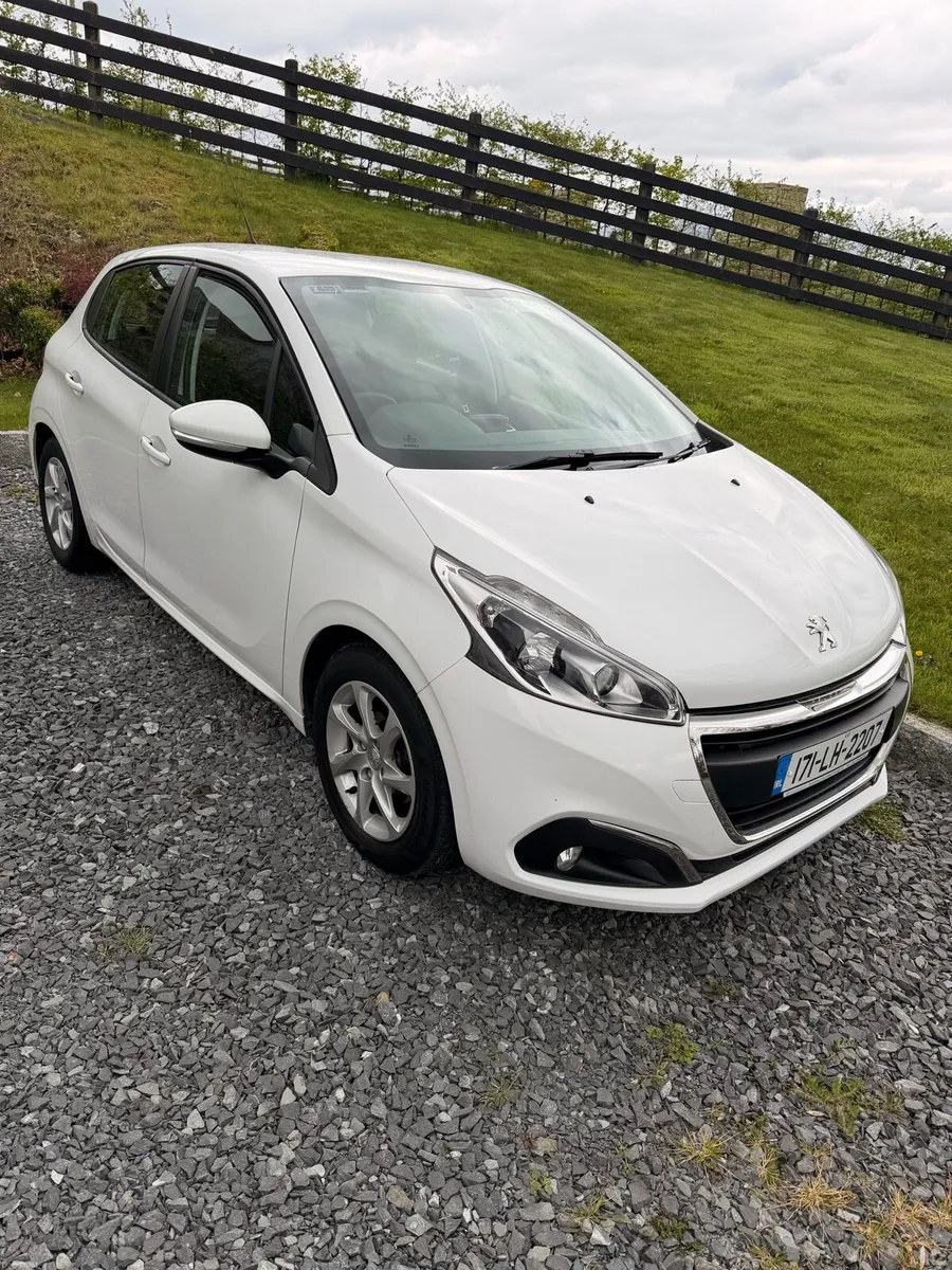 Peugeot 208 - Image 1