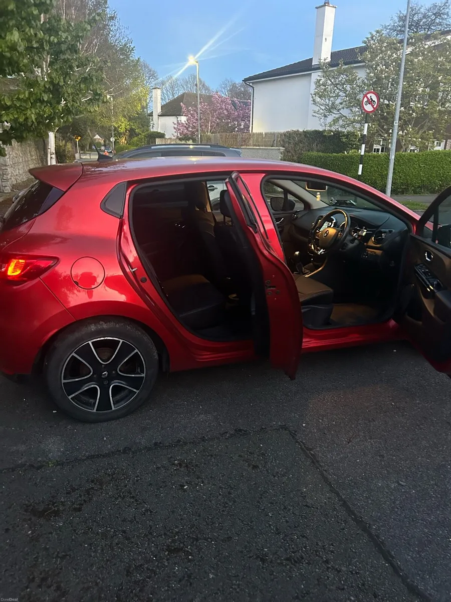 Renault Clio 2015 in excellent condition - Image 4