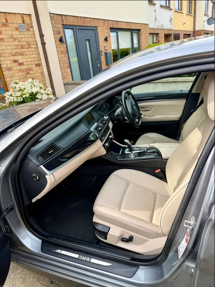 BMW 5-Series 2012 - Image 2