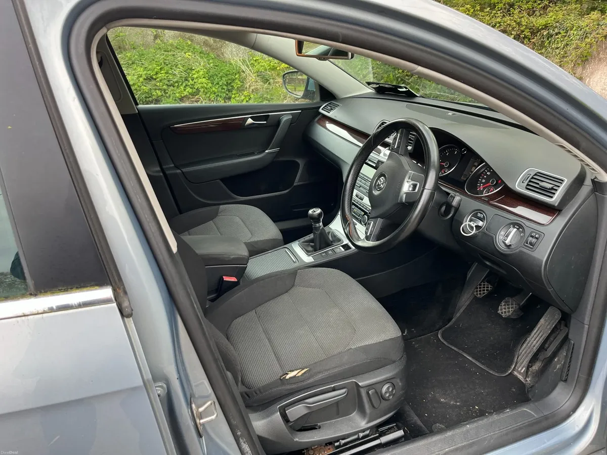 Volkswagen Passat 2011 - Image 4