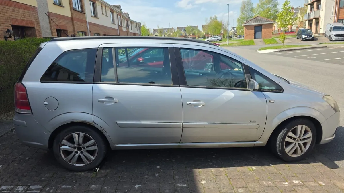 7 seater car - Image 1