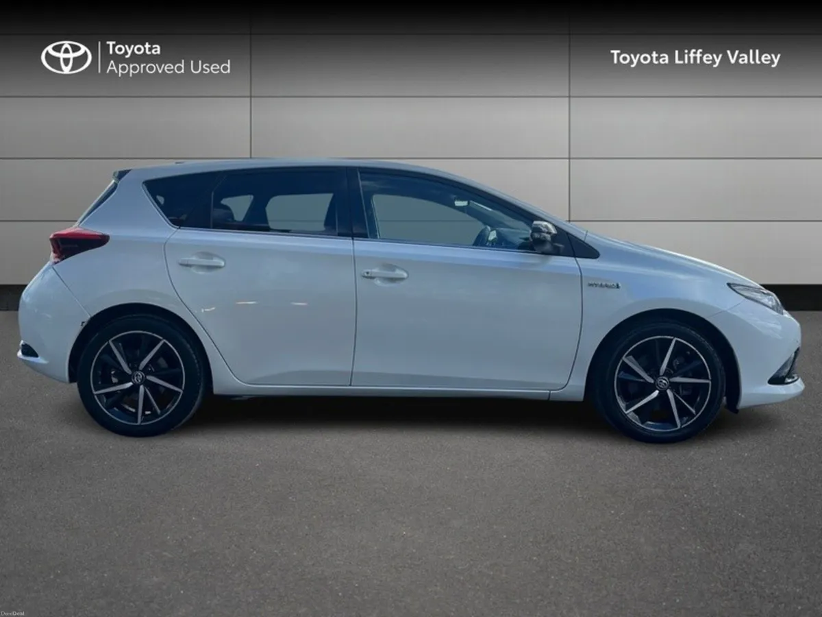 Toyota Auris HYBRID LUNA SPORT 4DR AUTO - Image 3