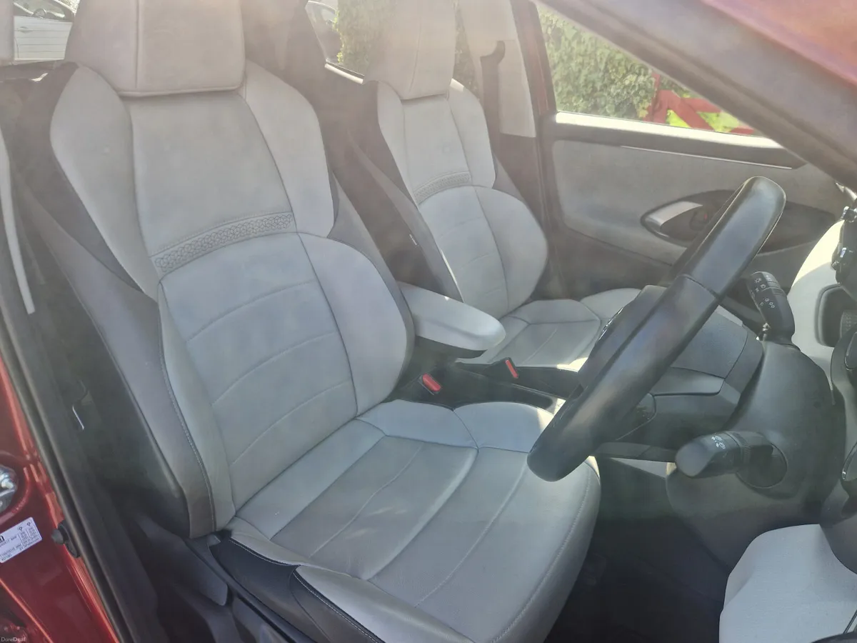 Toyota Yaris Hybrid PLATINUM 2021 - Image 6