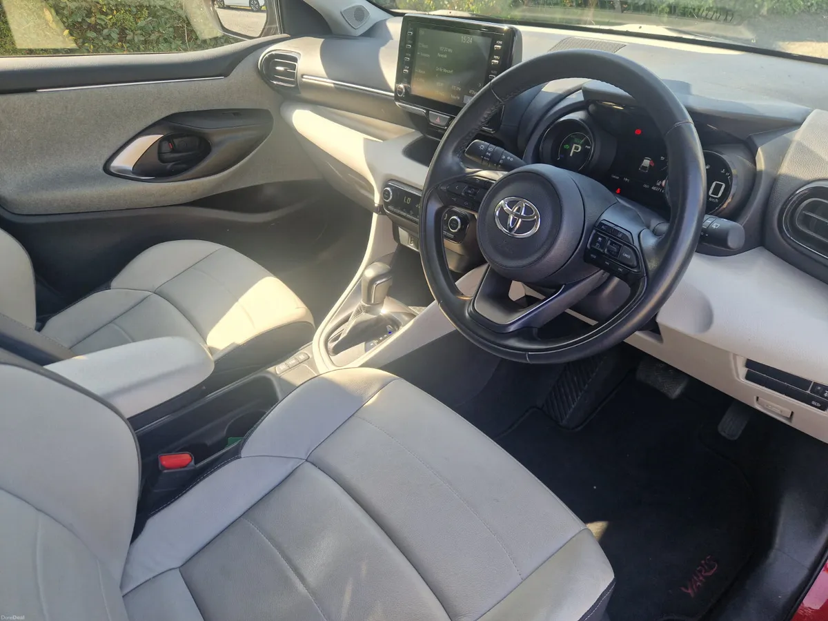 Toyota Yaris Hybrid PLATINUM 2021 - Image 6