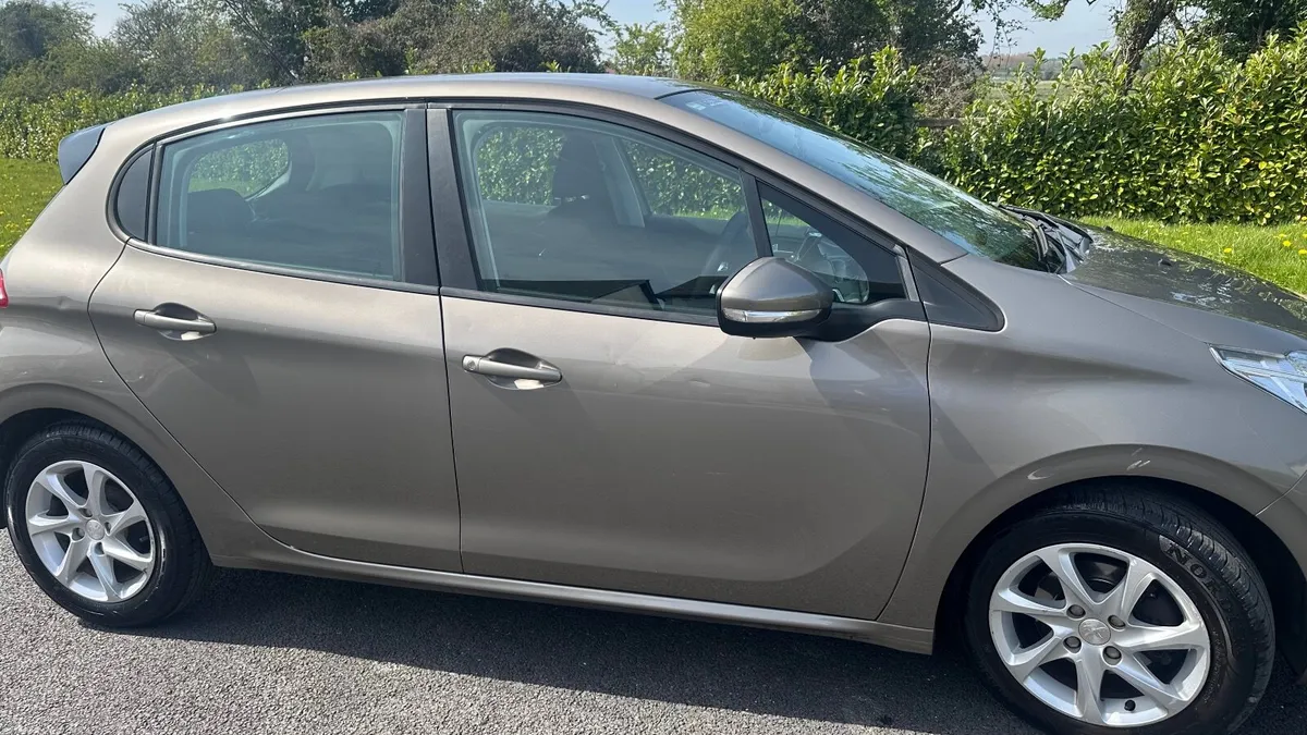 Peugeot 208 2015 - Image 1