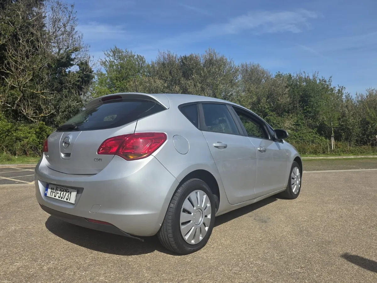 Opel Astra 2011 - Image 4
