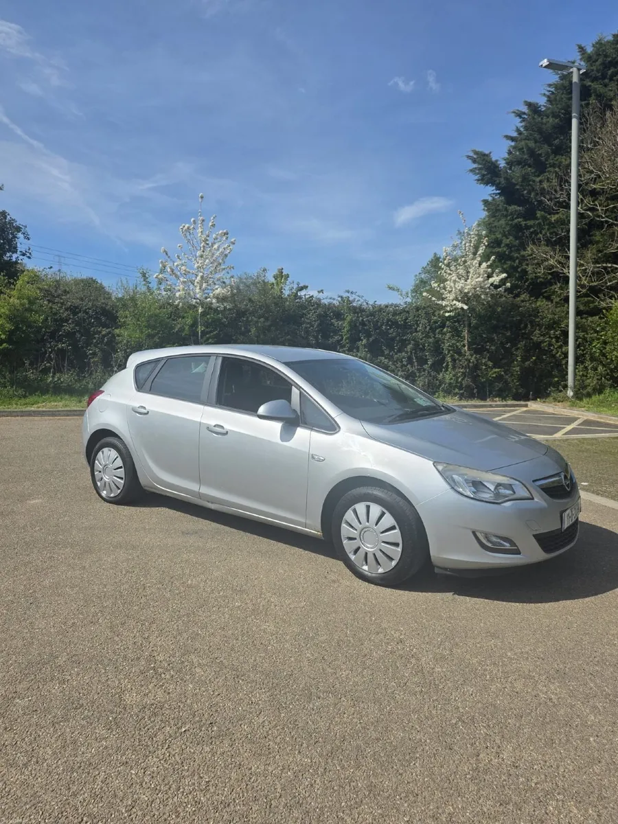 Opel Astra 2011 - Image 1