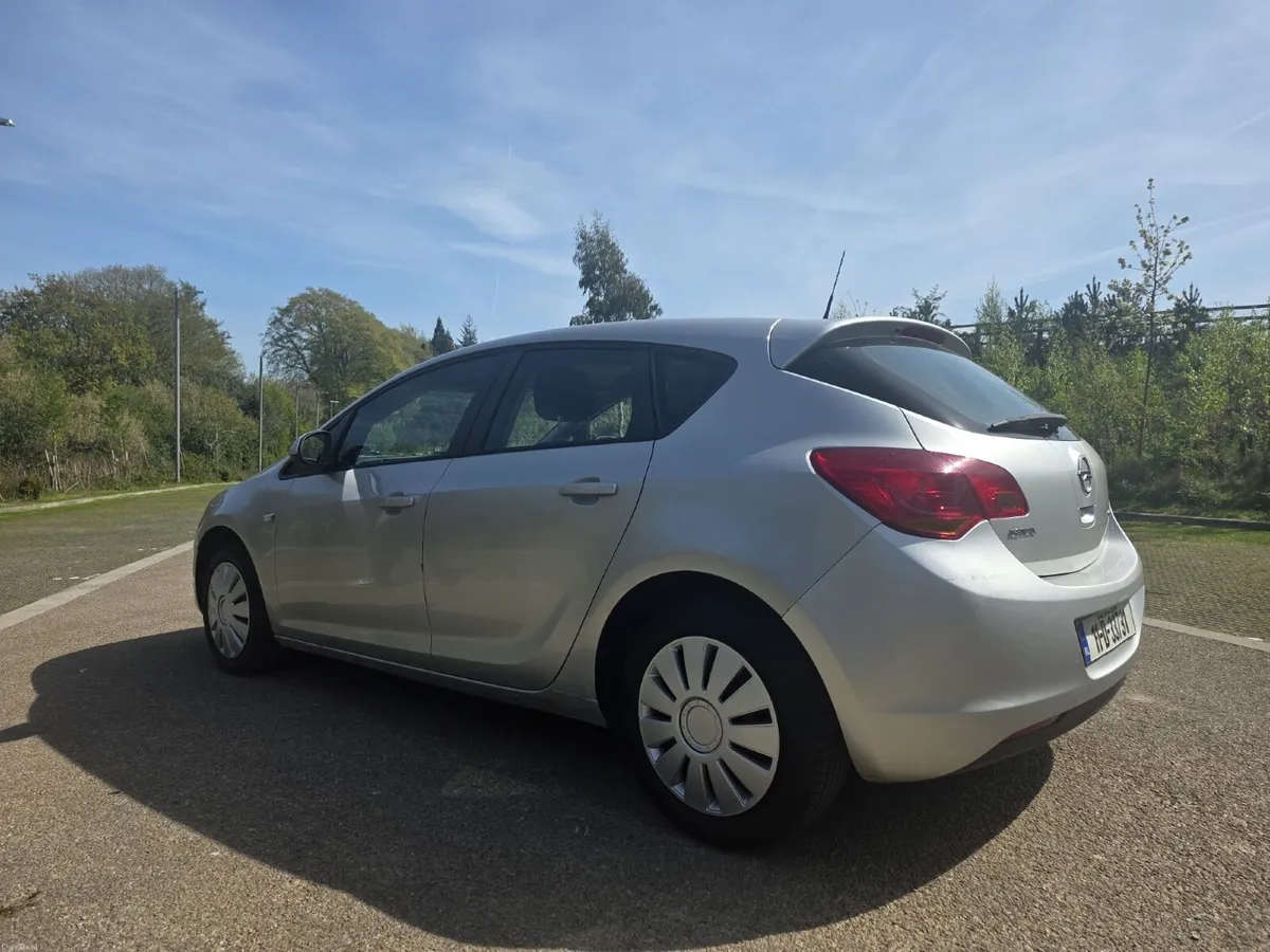 Opel Astra 2011 - Image 2