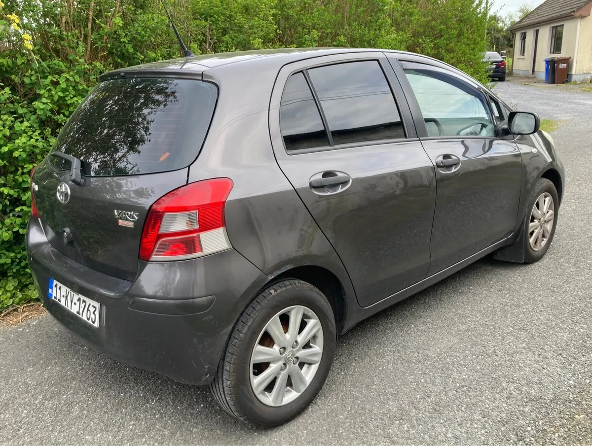 Toyota Yaris 2011 - Image 2