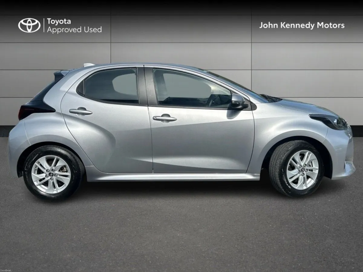 Toyota Yaris HYBRID 115 LUNA - Image 3