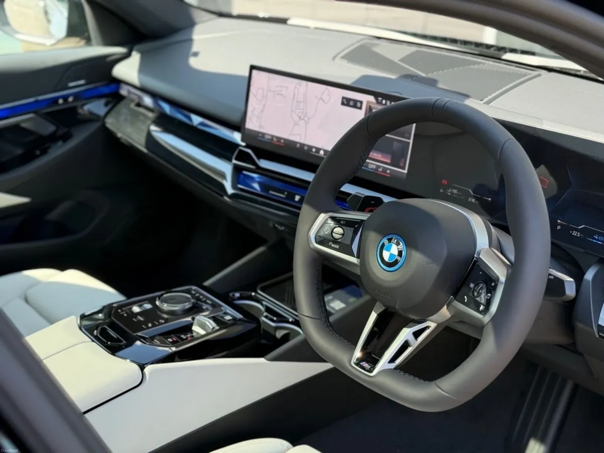 BMW 5-Series 530e M Sport Pro - Sunroof - Image 3