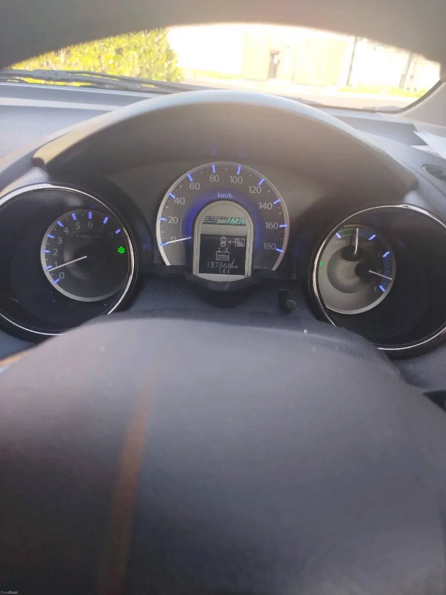 Honda fit shuttle 2014 - Image 2