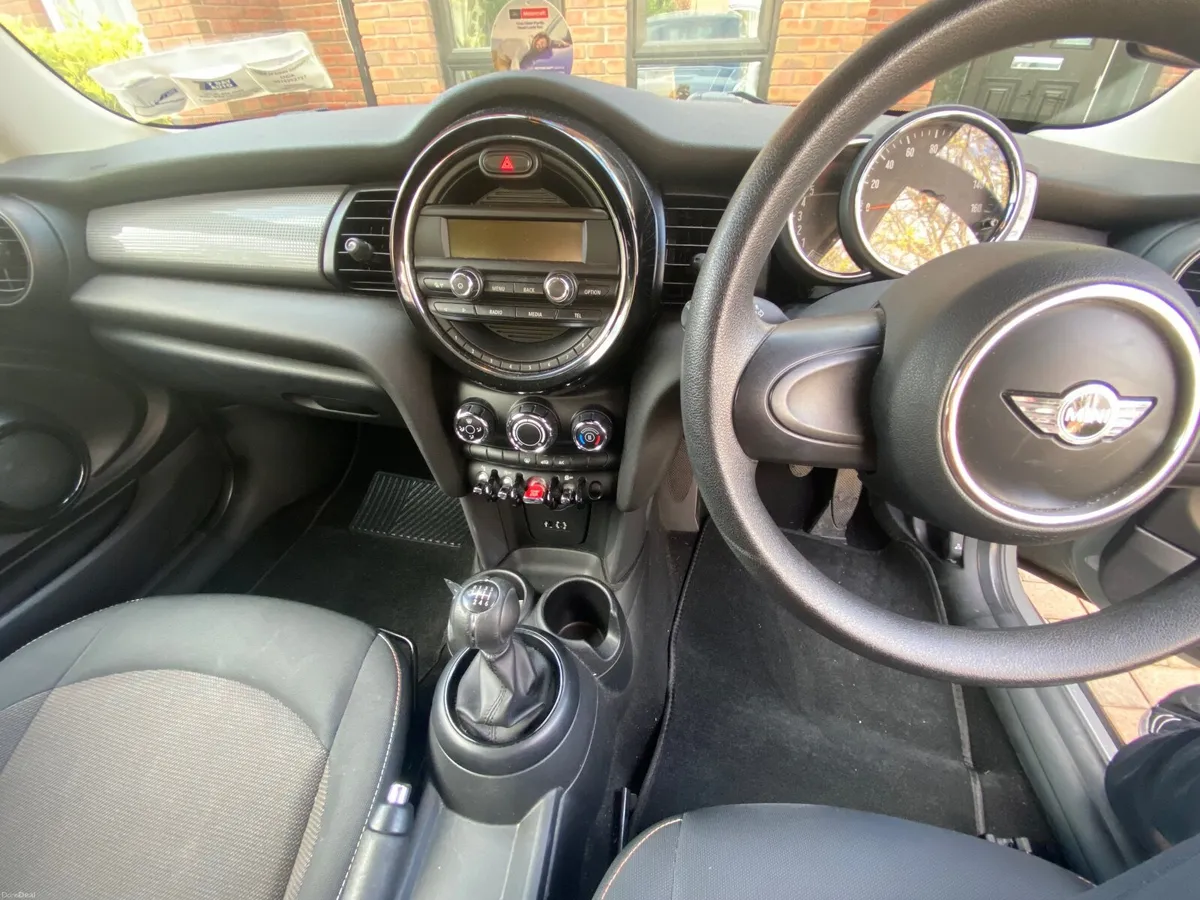 Mini Cooper 2017 - Image 2