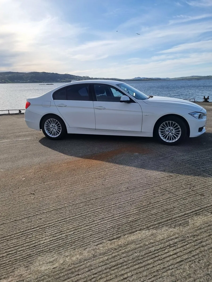 Bmw 320d luxury auto - Image 3