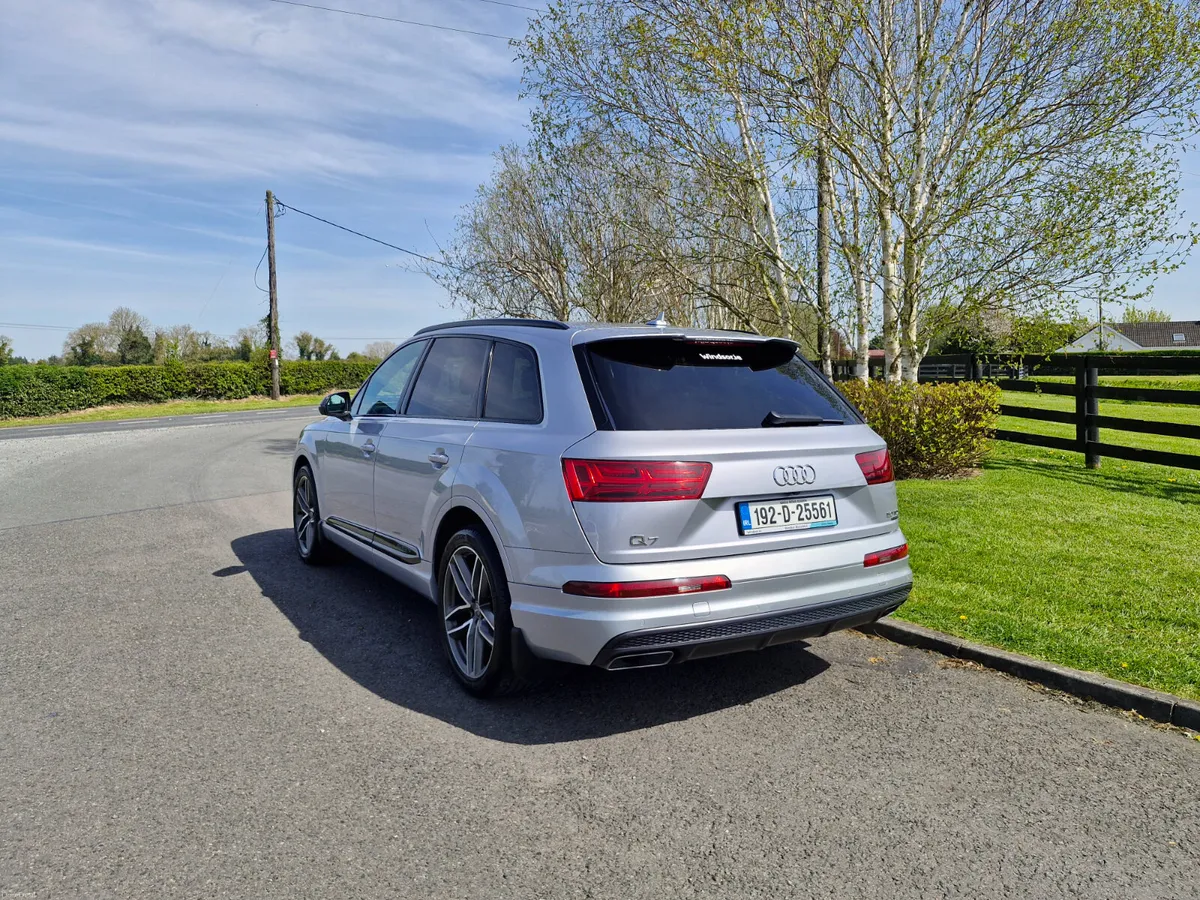 Audi Q7 Quattro S Line Black Edition 7 Seater - Image 4