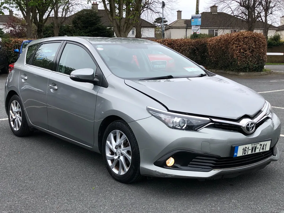 Toyota Auris 2016 1.4D4D,LIGHT DAMAGE ON THE FRONT - Image 3