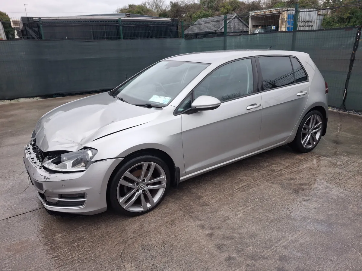 2017 Volkswagen Golf Trendline TDI. Light Damage - Image 1