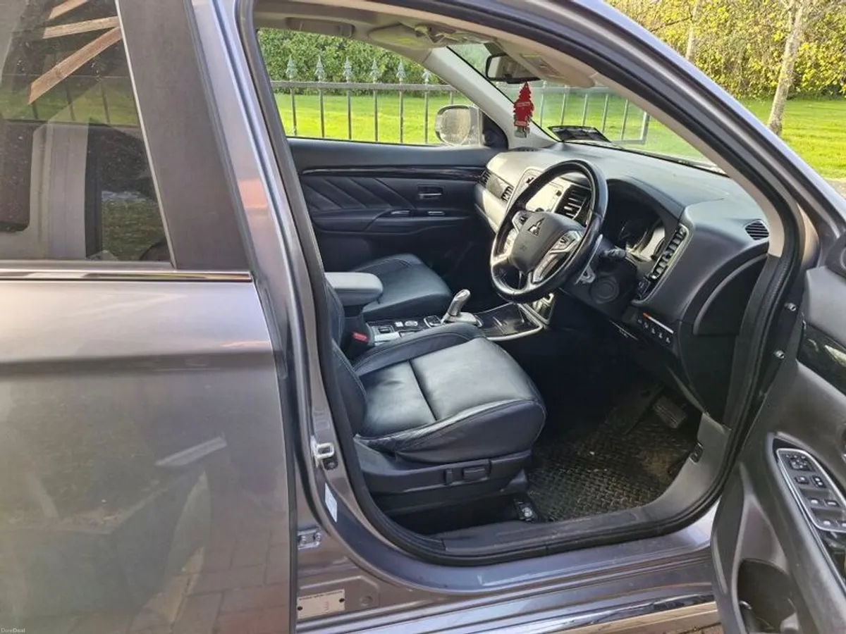 2017 Mitsubishi Outlander - Image 3